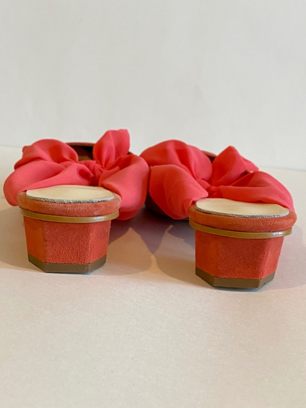 About Arianne | Rare Coral Suede Slides with Chiffon Bow | Size 41 - Picture 4 of 8